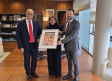 Carmen Amores entrega el archivo documental de Villel de Mesa antes de la Dana a su alcalde