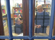 Una pareja de Azután dona sus libros "de toda una vida" para crear una biblioteca municipal